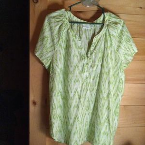 Short sleeve blouse.